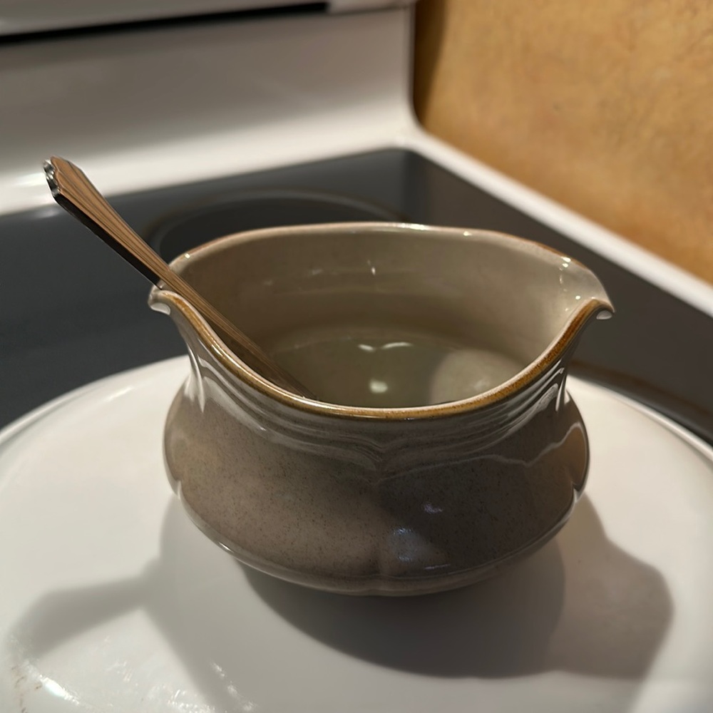 Gravy dish